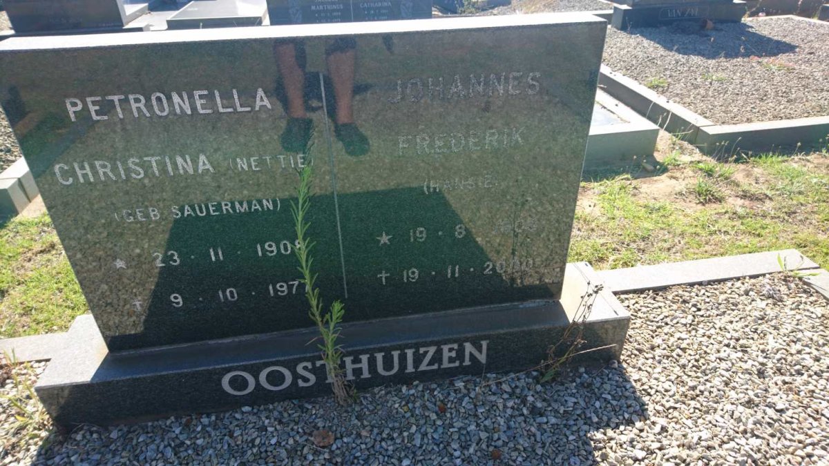 OOSTHUIZEN Johannes Frederik 190?-2000 &amp; Petronella Christina SAUERMAN 1908-1977