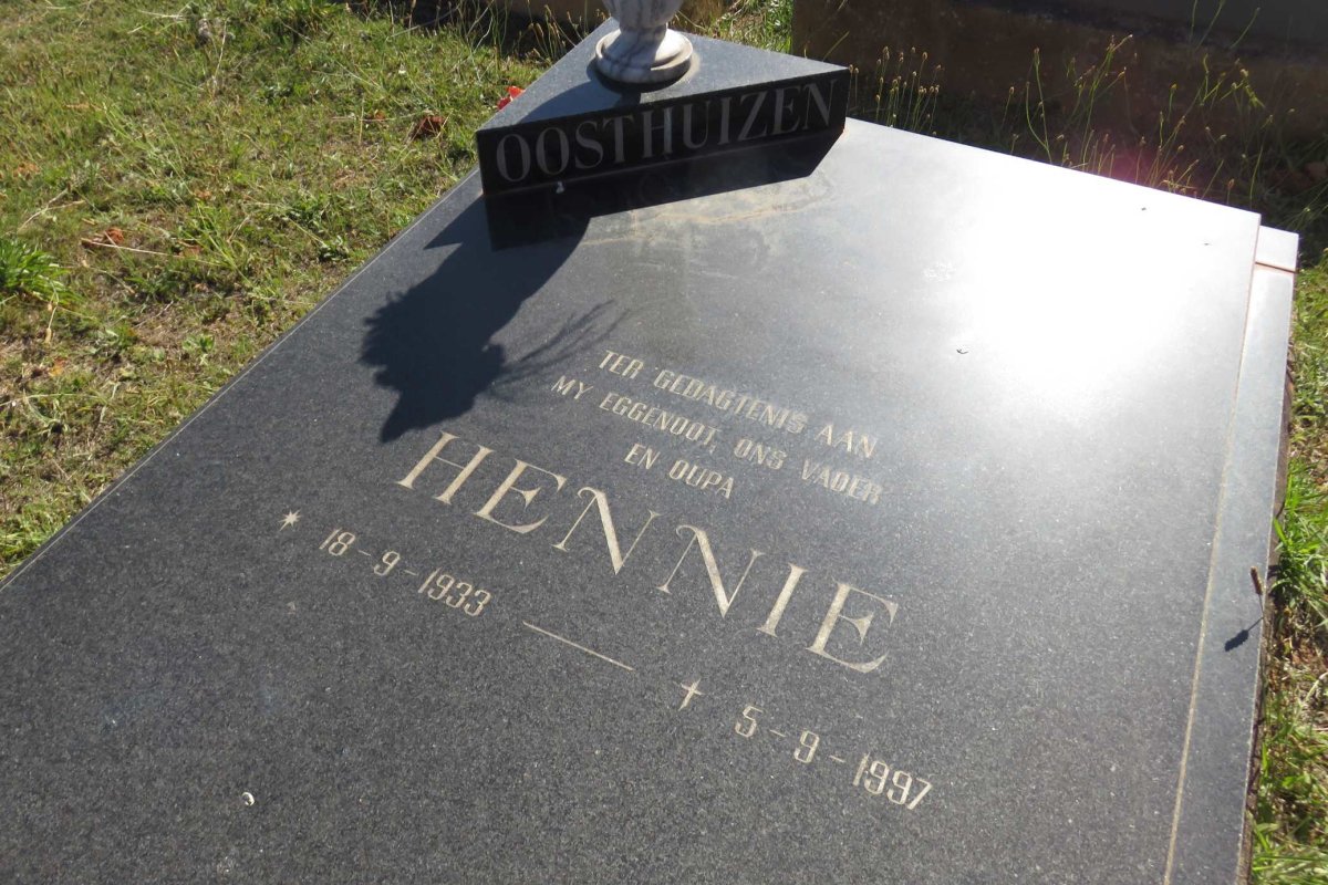 OOSTHUIZEN Hennie 1933-1997