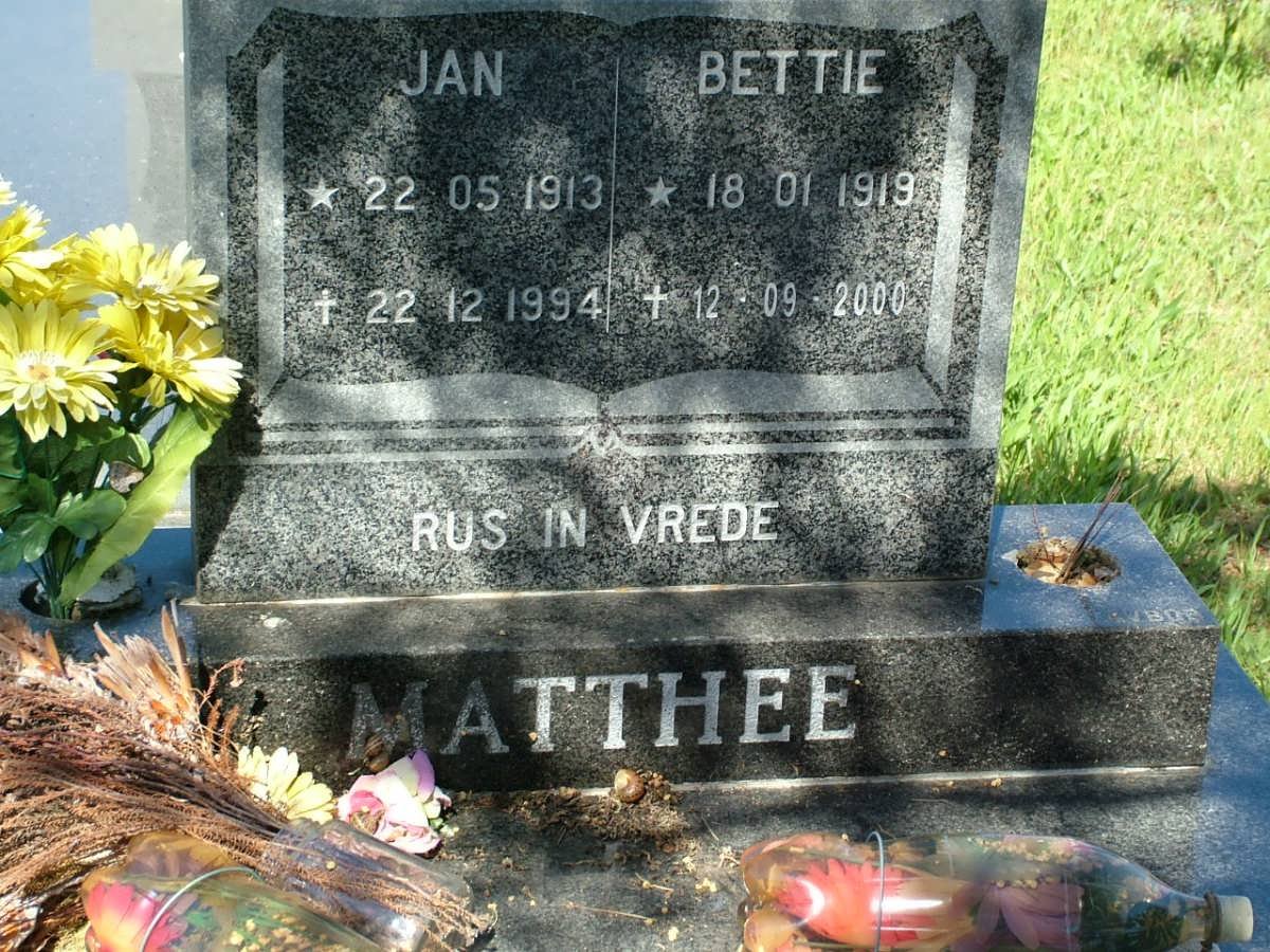 MATTHEE Jan 1913-1994 &amp; Bettie 1919-2000