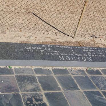 MOUTON Abraham J.J. 1879-1957 &amp; Johanna W. v.d. MERWE 1895-1975