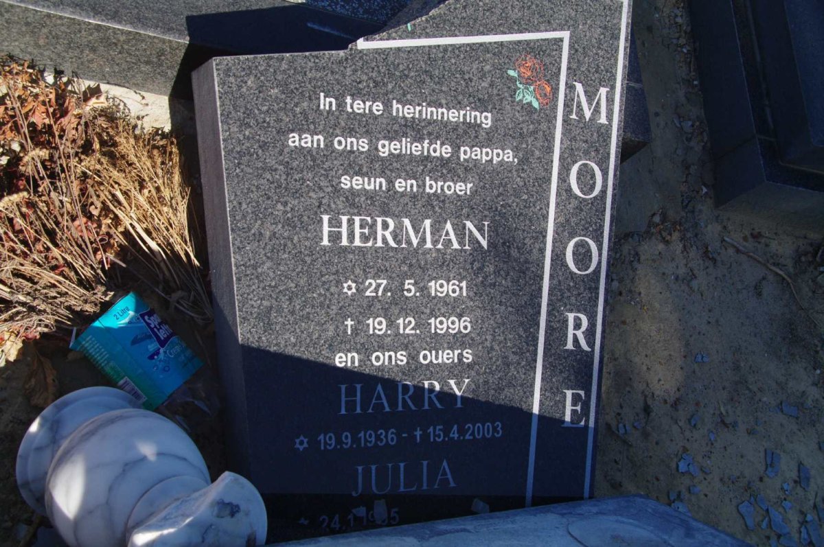 MOORE Harry 1936-2003 &amp; Julia 19?5- :: MOORE Herman 1961-1996