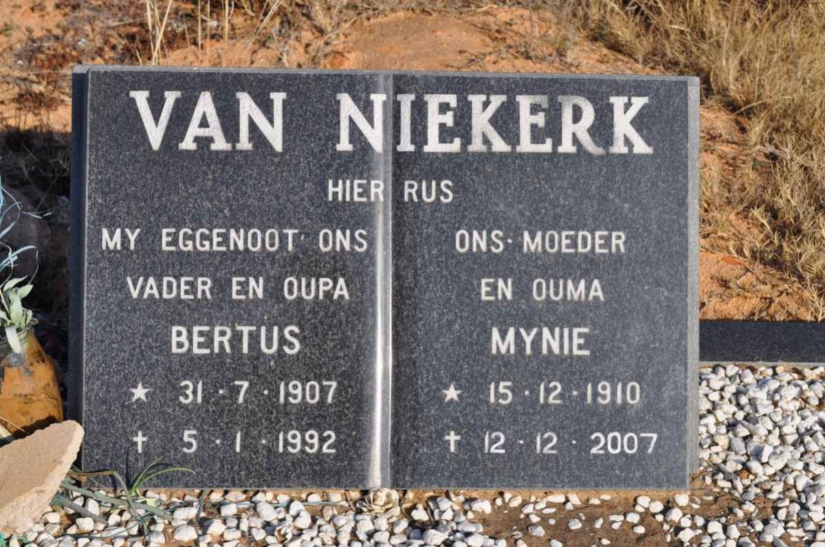 NIEKERK Bertus, van 1907-1992 &amp; Mynie 1910-2007