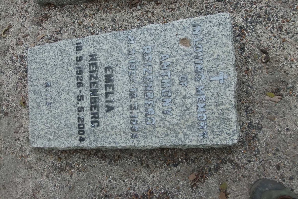 REIZENBERG Anthony 1923-1985  &amp; Emelia 1926-2004