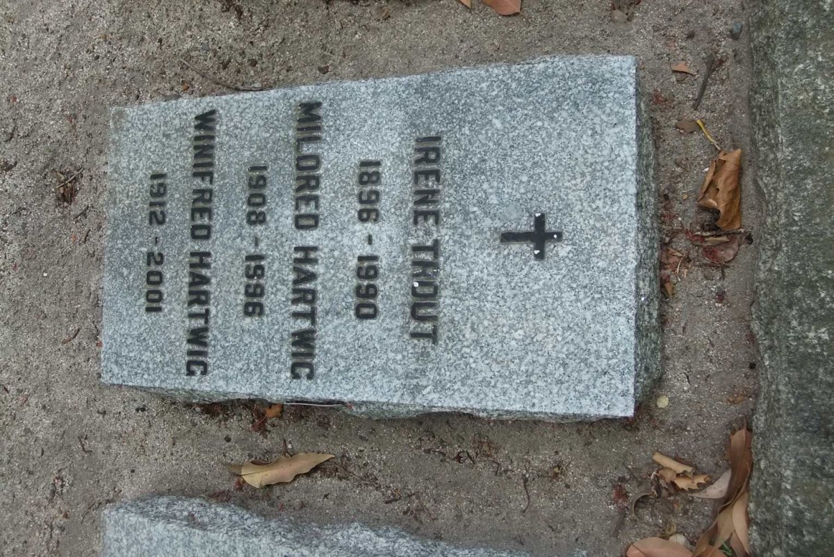 TROUT Irene 1896-1990 :: HARTWIG Mildred 1908-1996 :: HARTWIG Winifred 1912-2001