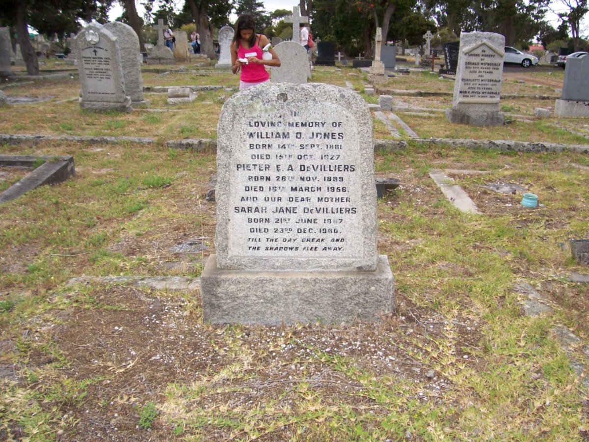 JONES W.D. 1881-1927 ::  DE VILLIERS Pieter E.A. 1889-1956 &amp; Sarah Jane 1887-1960