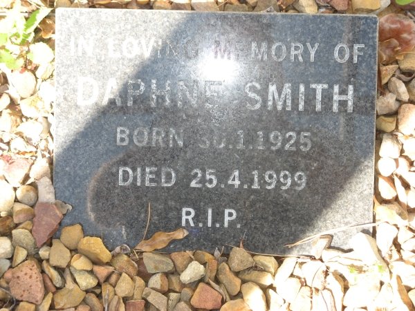 SMITH Daphne 1925-1999