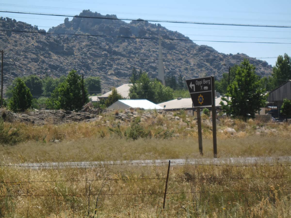 2. Oorsig oor die ingang na die begraafplaas op Op-die-Berg