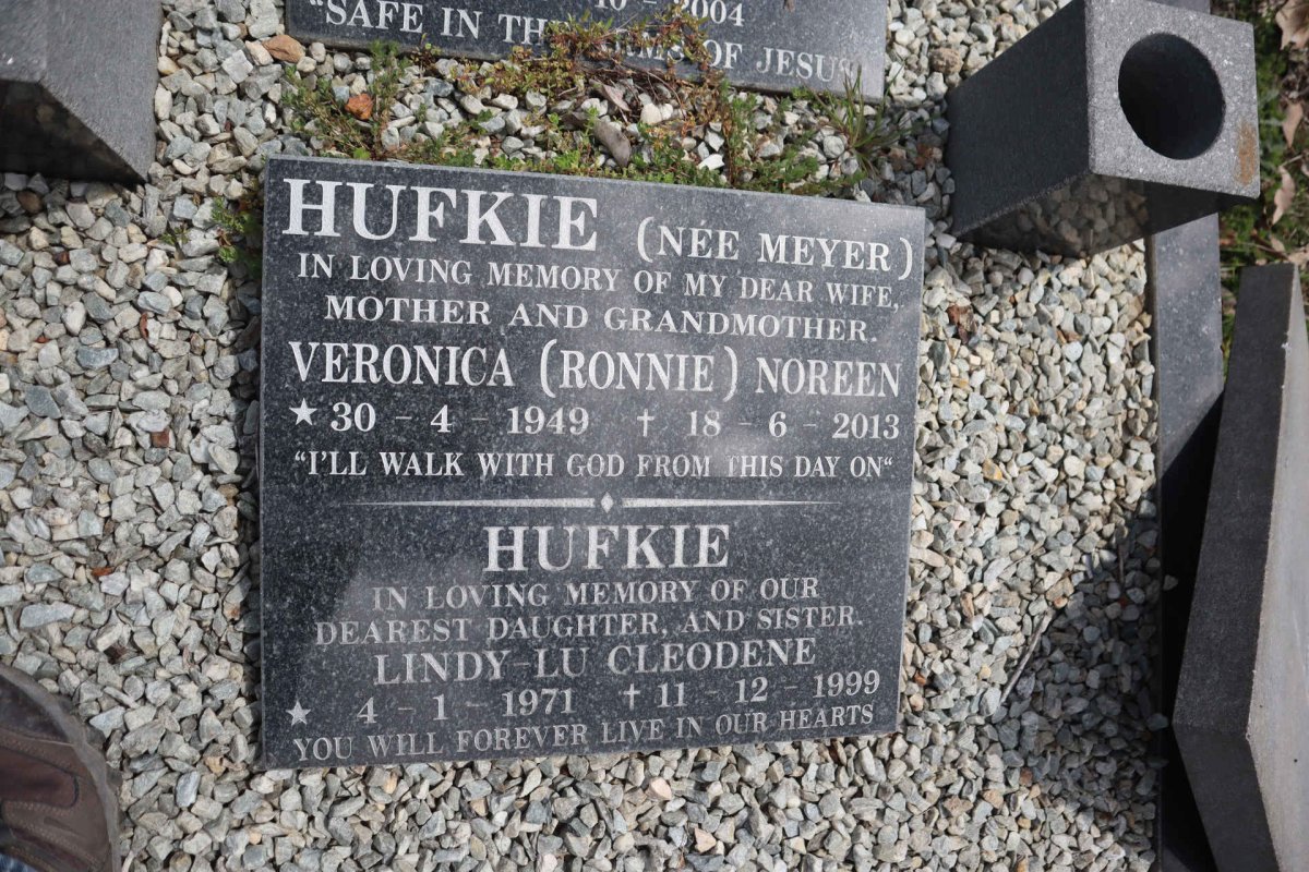 HUFKIE Veronica Noreen nee MEYER 1949-2013 :: HUFKIE Lindy-Lu Cleodene 1971-1999