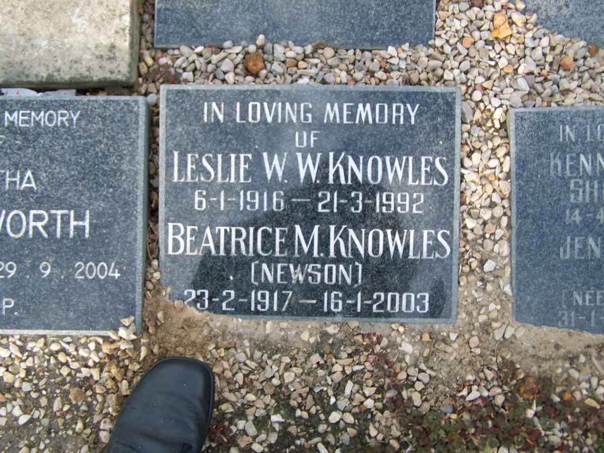 KNOWLES Leslie W.W. 1916-1992 &amp; Beatrice M. NEWSON 1917-2003
