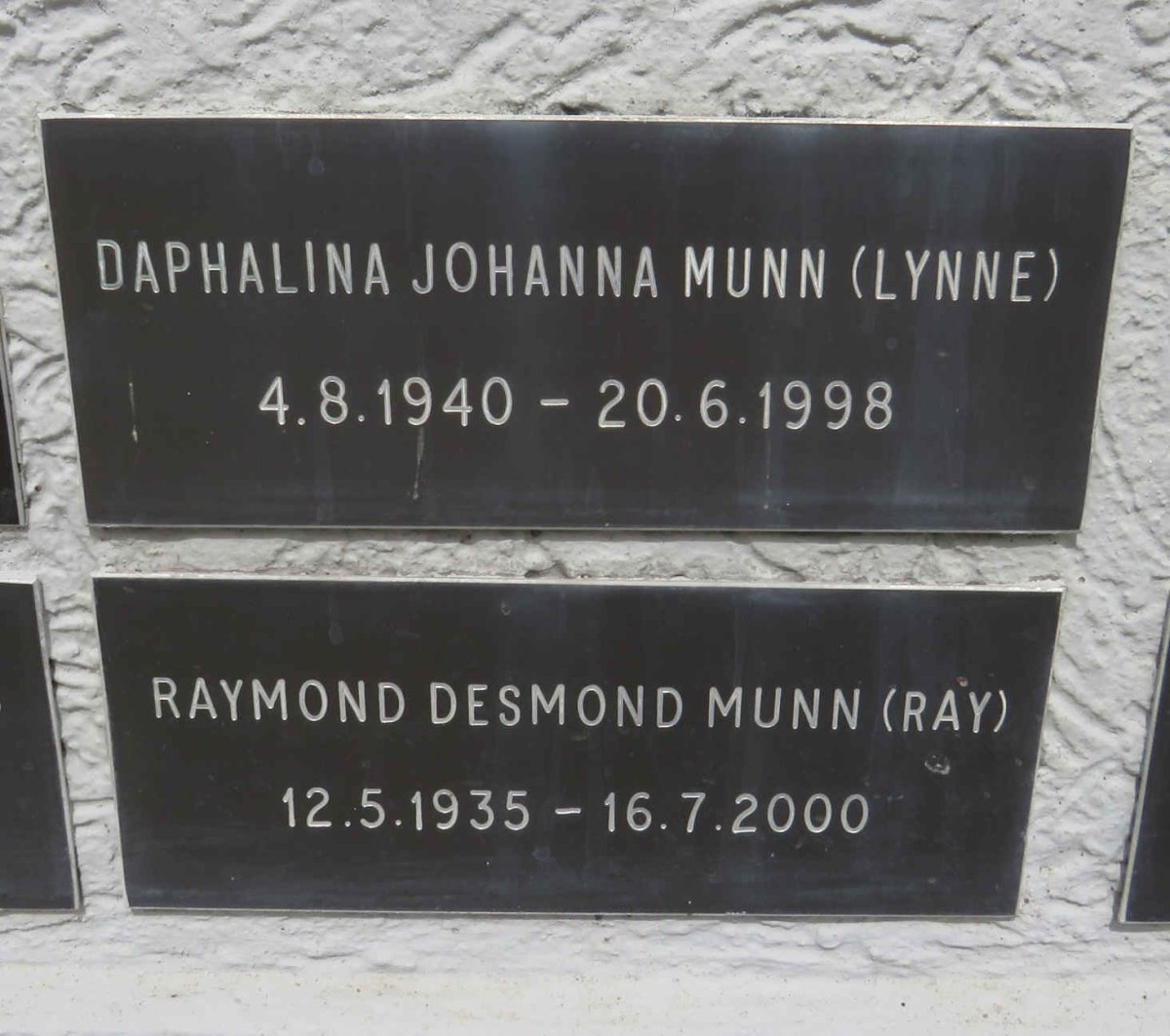 MUNN Raymond Desmond 1935-2000 & Daphalina Johanna 1940-1998 