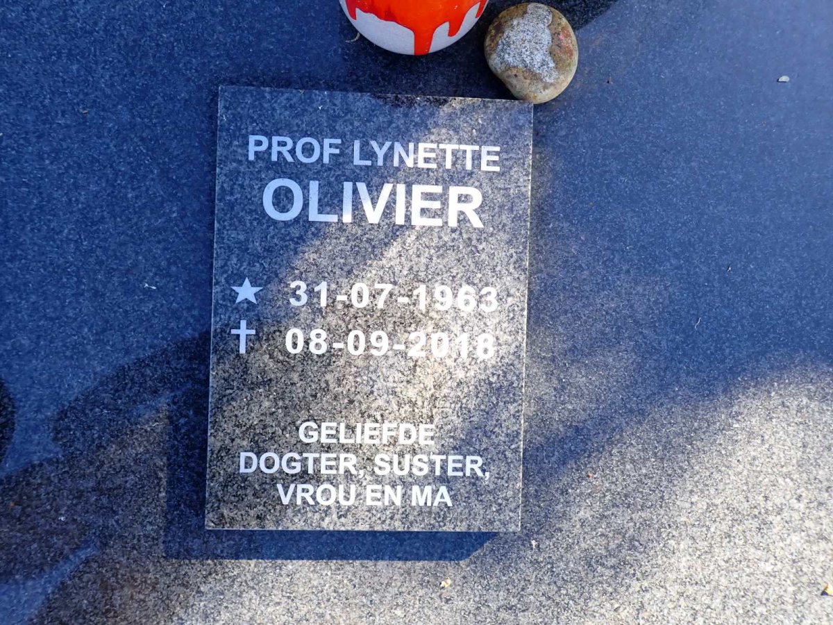 OLIVIER Lynette 1963-2018