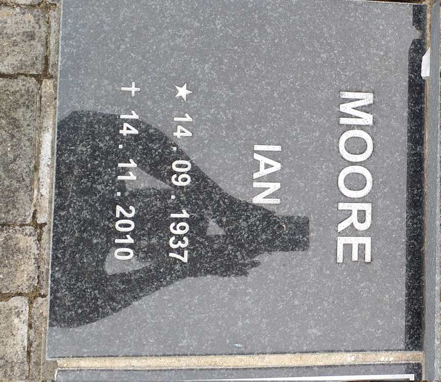 MOORE Ian 1937-2010