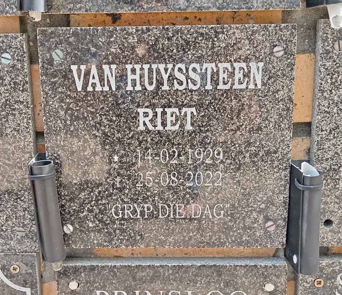 HUYSSTEEN Riet, van 1929-2022