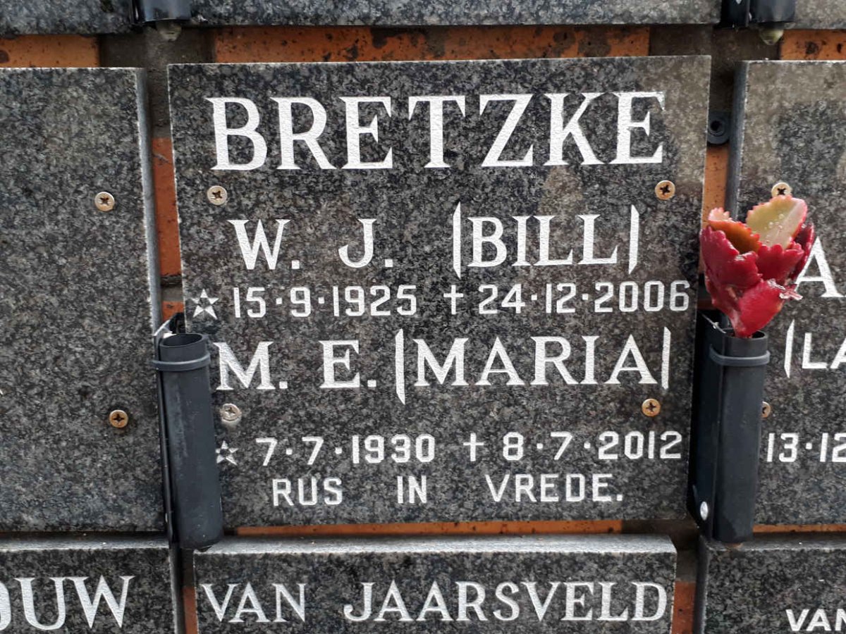 BRETZKE W.J. 1925-2006 &amp; M.E. 1930-2012