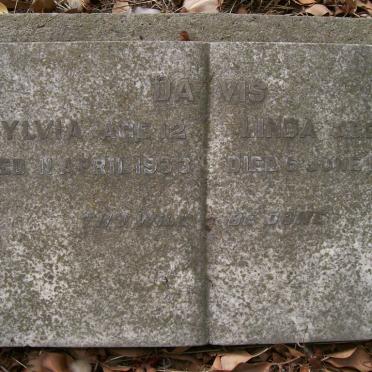DAVIS Sylvia -1933 :: DAVIS Linda -1944