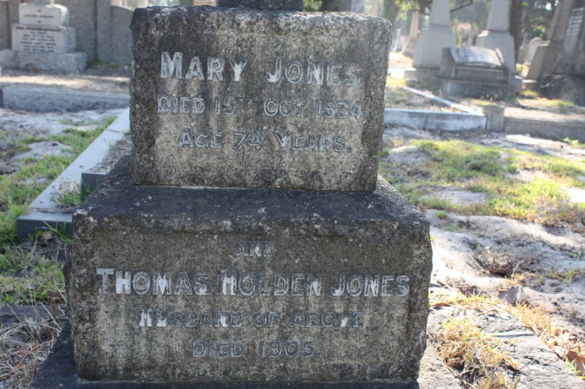 JONES Thomas Holden -1905 &amp; Mary -1934
