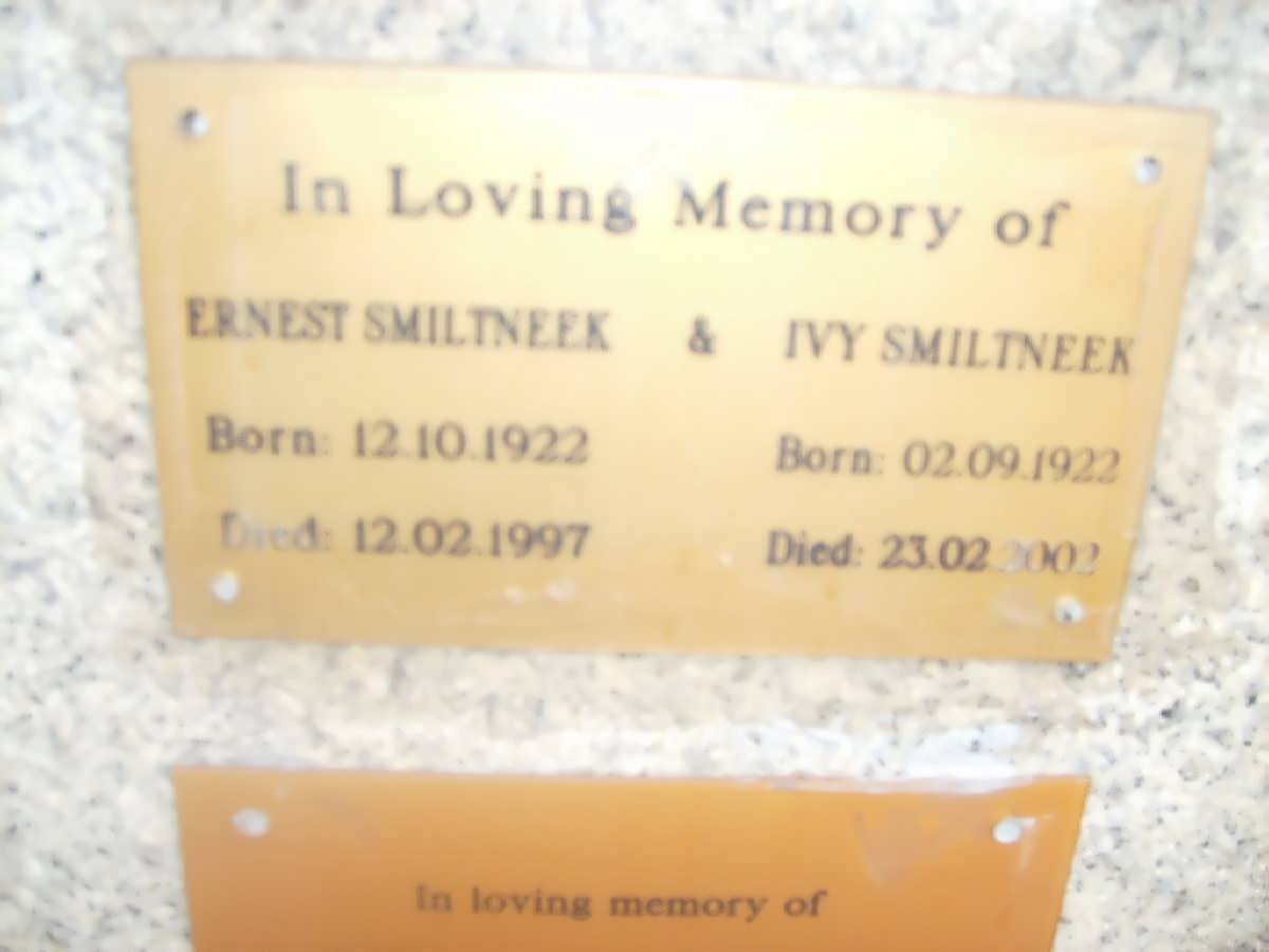 SMILTNEEK Ernest 1922-1997 &amp; Ivy 1922-2002