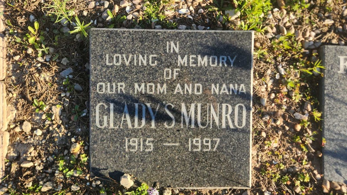 MUNRO Gladys 1915-1997