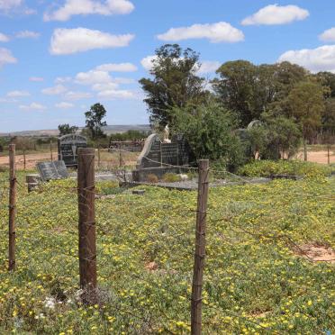 Western Cape, OUDTSHOORN district, Van Wyks Kraal 117_1, farm cemetery
