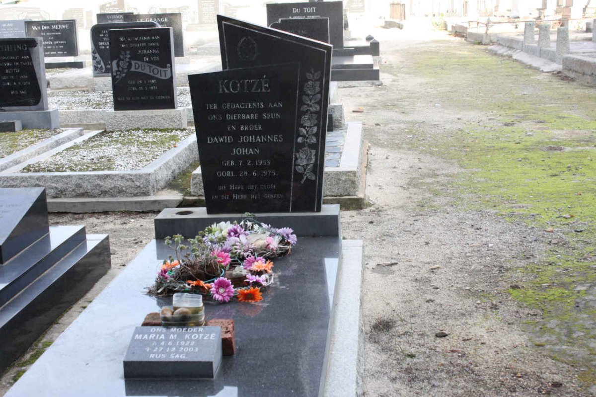 KOTZE Dawid Johannes Johan 1953-1975 :: KOTZE Maria M. 1922-2003