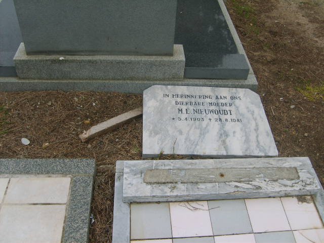 NIEUWOUDT M.E. 1903-1981