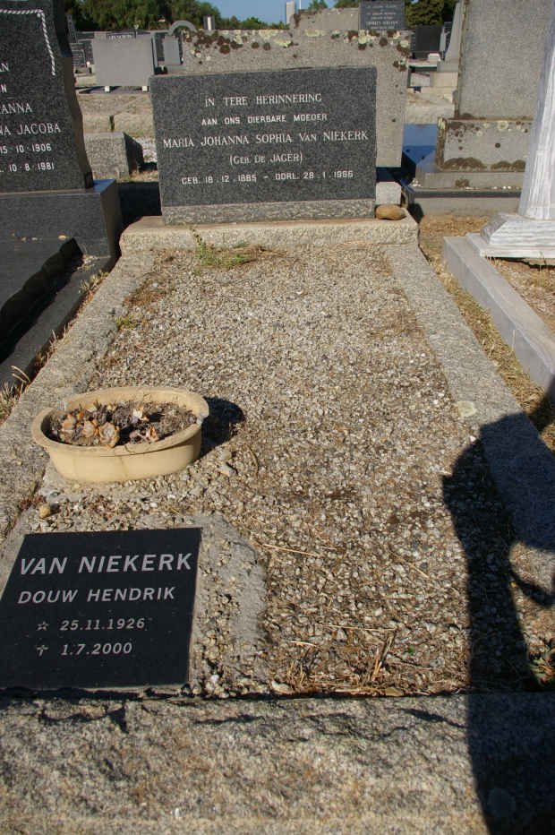 NIEKERK Maria Johanna Sophia, van nee DE JAGER 1885-1966 :: VAN NIEKERK Douw Hendrik 1926-2000