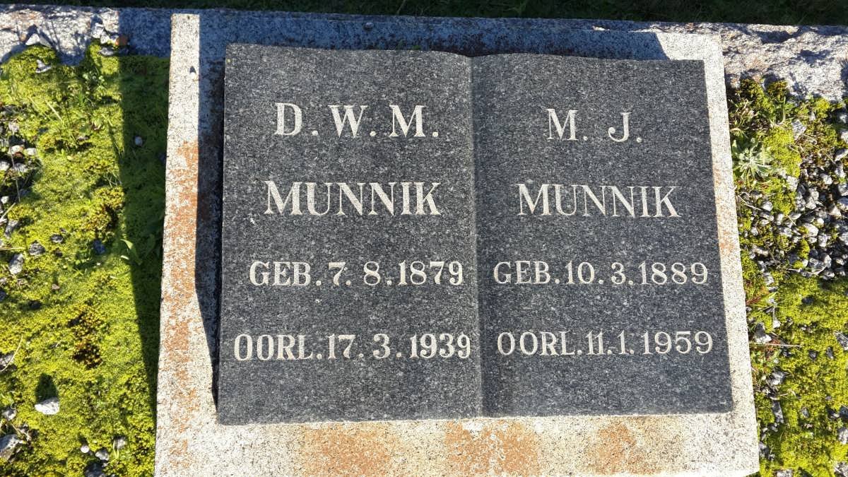 MUNNIK D.W.M. 1879-1939 &amp; M.J. 1889-1959