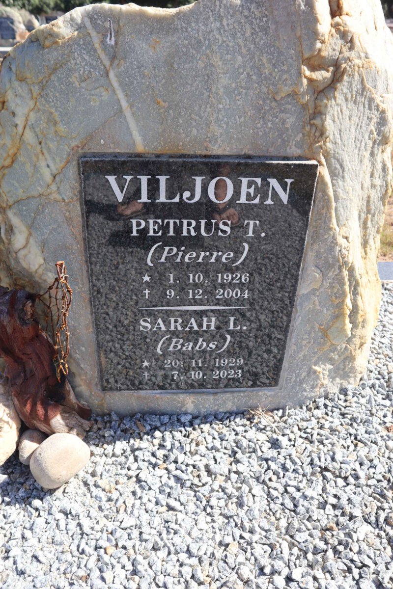 VILJOEN Petrus T. 1926-2004 & Sarah L. 1929-2023