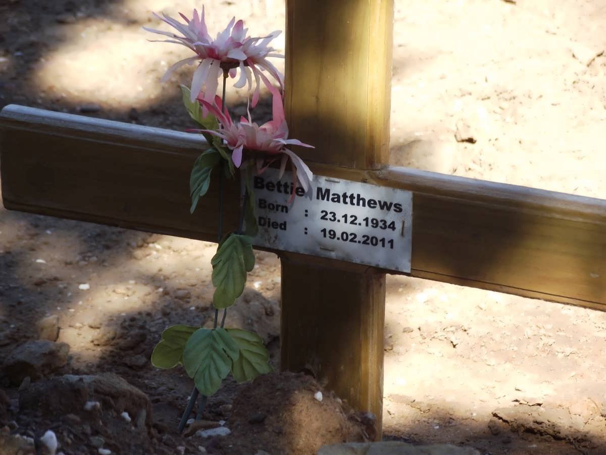 MATTHEWS Bettie 1934-2011