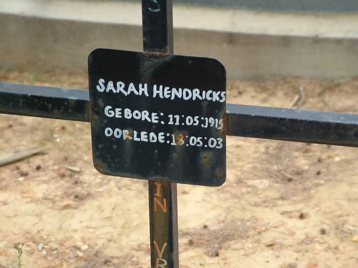 HENDRICKS Sarah 1915-2003
